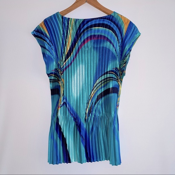 One size turquoise top. - Picture 3 of 3